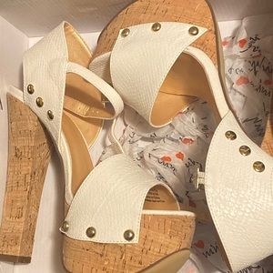 Cute white comfortable sandal platform...
